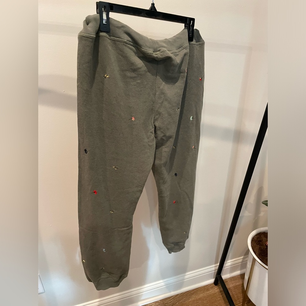 THE GREAT. The Cropped Sweatpants With Tossed Floral Embroidery in Army Sz-3 = L - Picture 7 of 9